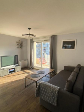 Appartement ensoleillé avec piscine et parking